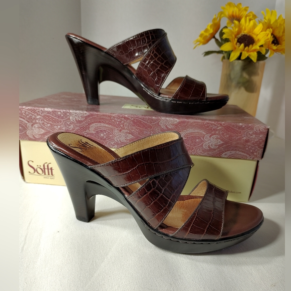 SOFFT Brown Croc Embossed Sandals - Picture 2 of 7